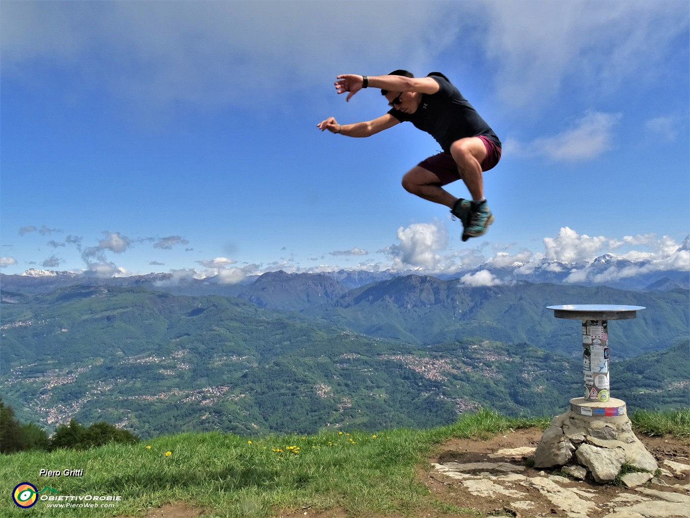 06 Alla croce di vetta del Linzone...un salto sopra le nuvole.JPG